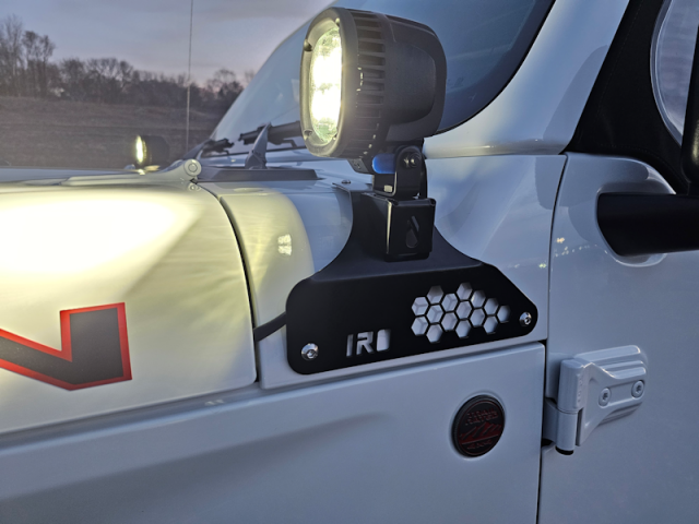 【A286】HENGTUAOTO Jeep JL カウルマウントライトキット Iron Rock Off Road: JL/JT Cowl Light Mount Kit